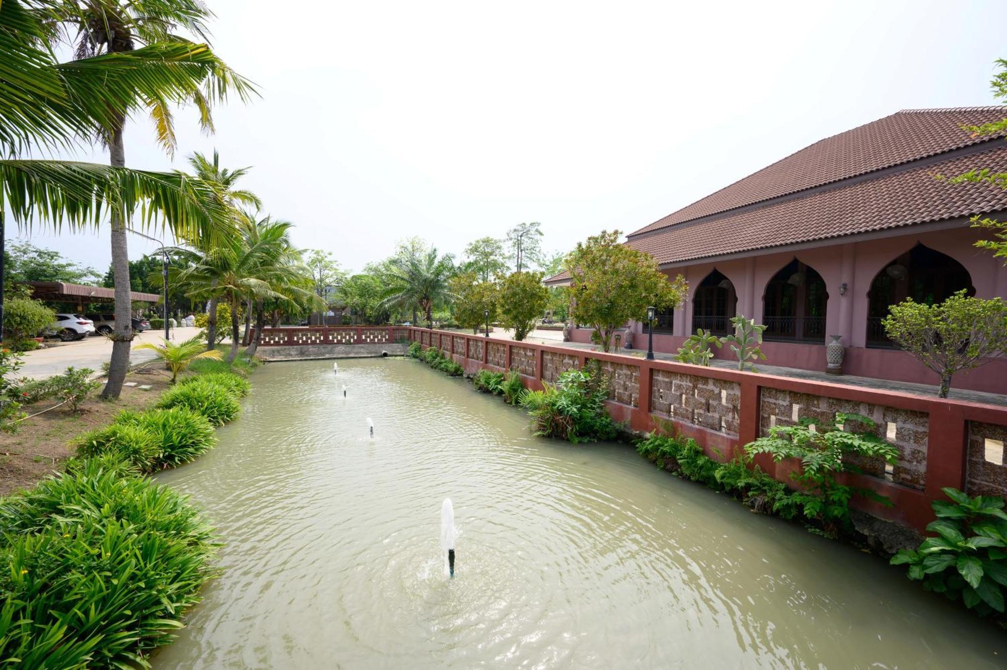 Busaya Resort & Cuisine Nakhon Pathom Buitenkant foto