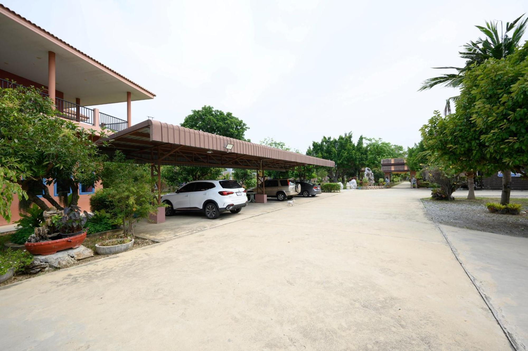 Busaya Resort & Cuisine Nakhon Pathom Buitenkant foto